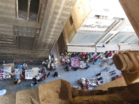  El-Muizz Galip Camii: Şehrin Kalbinde Bir Mimari Harika ve Tarihin İzlerini Taşıyan Gizemli Bir Mekan!