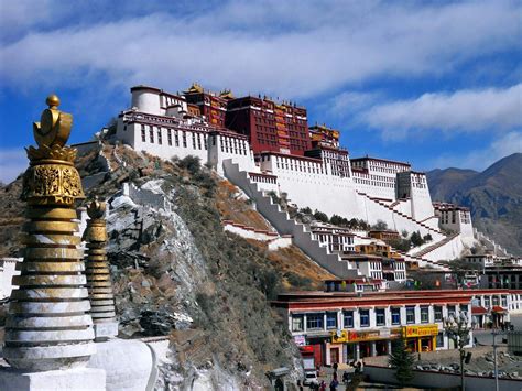 Potala Sarayı: Tibet'nin Ruhunu Keşfetmek İçin Yükseklerde Bir Yolculuk!